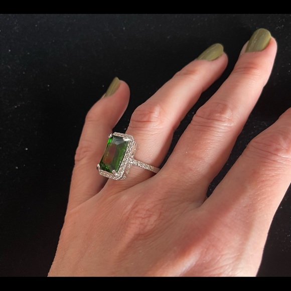 Beautiful emerald cut green crystal and clear crystals stamped 925 size 6.75 - Picture 2 of 5